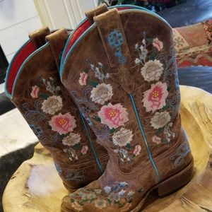 Macie Bean kids size 1 embroidered boots